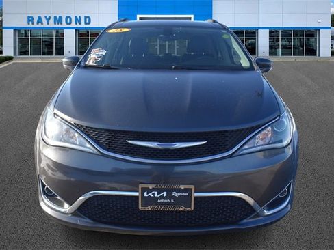 Used 2018 Chrysler Pacifica Touring-L image 8