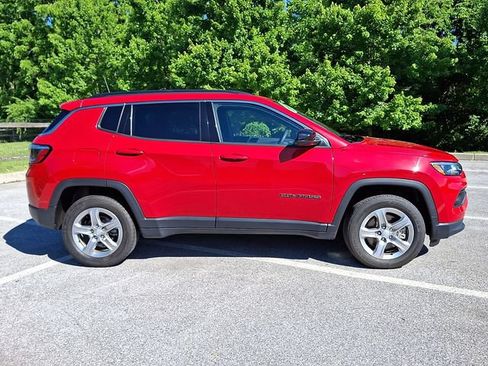 Used 2024 Jeep Compass Latitude AWD/4WD image 7