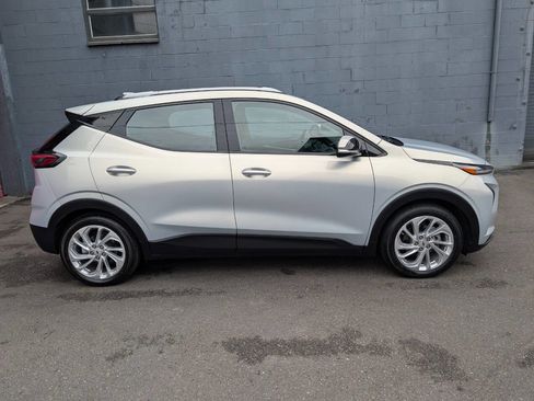 Used 2023 Chevrolet Bolt EUV LT w/ Comfort Package FWD image 2