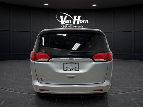 Used 2020 Chrysler Voyager L FWD image 6