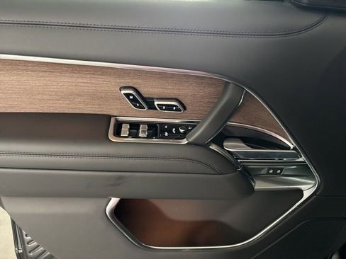 Used 2025 Land Rover Range Rover SE image 14