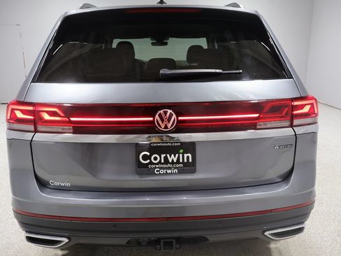 Used 2025 Volkswagen Atlas SE AWD/4WD image 3