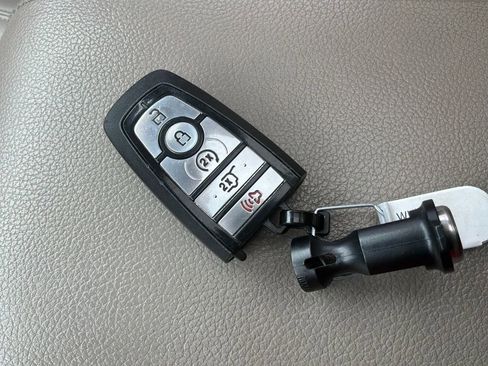 Used 2021 Ford Expedition XLT image 30