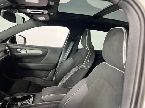 Used 2024 Volvo XC40 B5 Plus image 32