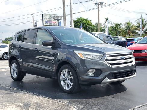 Used 2017 Ford Escape SE image 5
