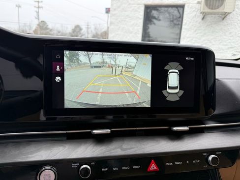 Used 2023 Kia Carnival EX image 13