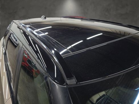 Used 2018 Land Rover Range Rover Velar R-Dynamic SE image 10