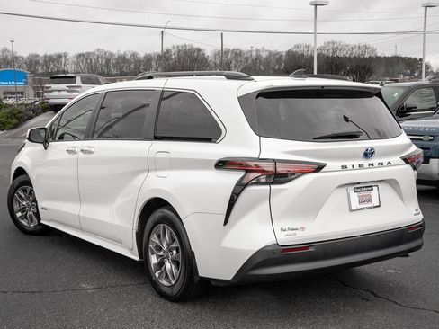 Used 2021 Toyota Sienna XLE image 3