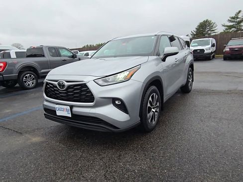 Used 2022 Toyota Highlander XLE AWD/4WD image 15