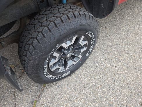 Used 2017 Toyota Tacoma SR5 AWD/4WD image 13