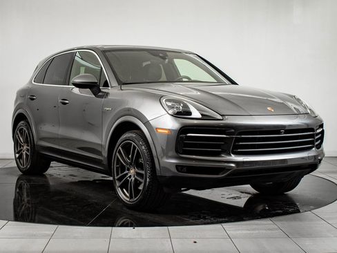 Certified 2022 Porsche Cayenne E-Hybrid w/ Premium Package image 10
