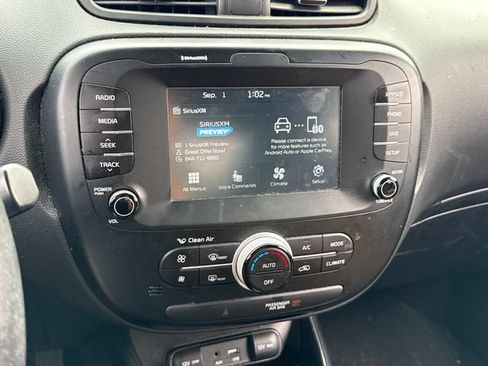 Used 2018 Kia Soul + FWD image 22