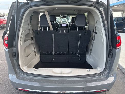 Used 2022 Chrysler Pacifica Touring-L image 25