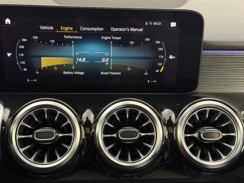 Used 2023 Mercedes-Benz GLB 250 image 28