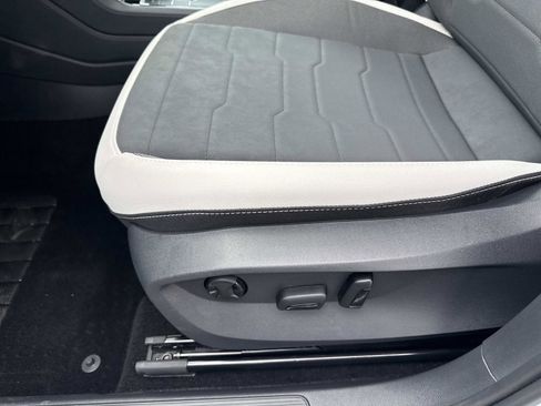 Used 2025 Volkswagen Taos SE w/ Panoramic Sunroof Package image 15