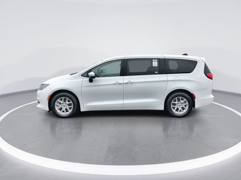 Used 2022 Chrysler Voyager LX FWD image 5