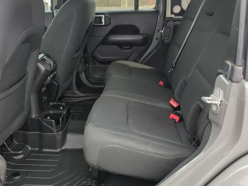 Used 2019 Jeep Wrangler Unlimited Sahara w/ Uconnect 4C Nav & Sound Group AWD/4WD image 11