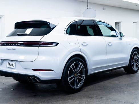 Used 2024 Porsche Cayenne Turbo image 6