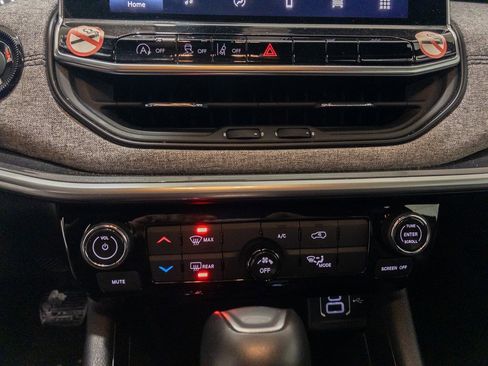 Used 2024 Jeep Compass Latitude image 19