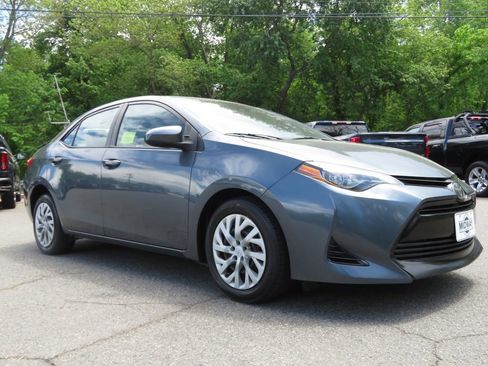 Used 2018 Toyota Corolla LE FWD image 3