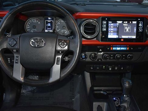 Used 2019 Toyota Tacoma TRD Sport image 11