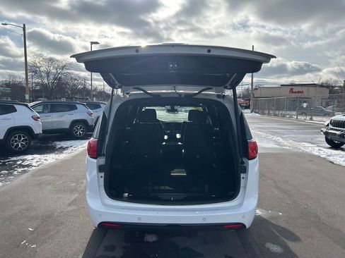 Used 2020 Chrysler Pacifica Touring-L image 10