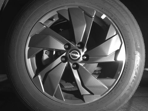 Used 2025 Nissan Rogue SV image 12