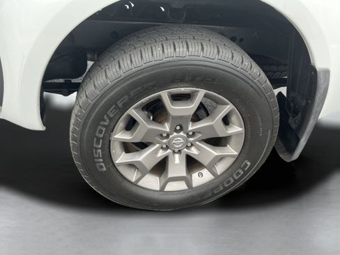 Used 2015 Nissan Frontier SL image 9