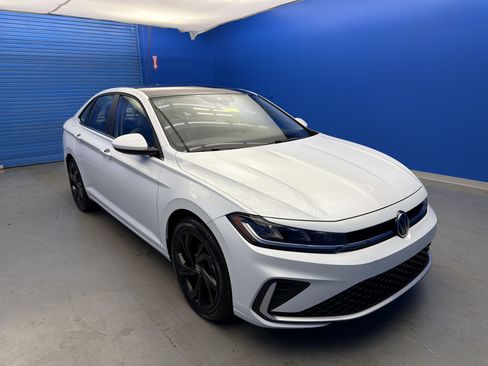 Used 2025 Volkswagen Jetta SE image 2