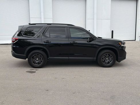 Used 2025 Honda Pilot TrailSport image 2