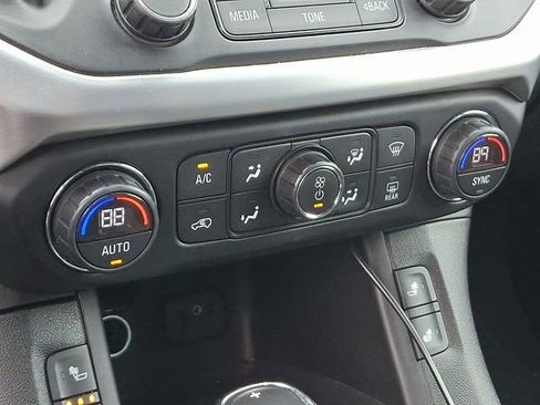 Used 2018 GMC Acadia SLT image 19