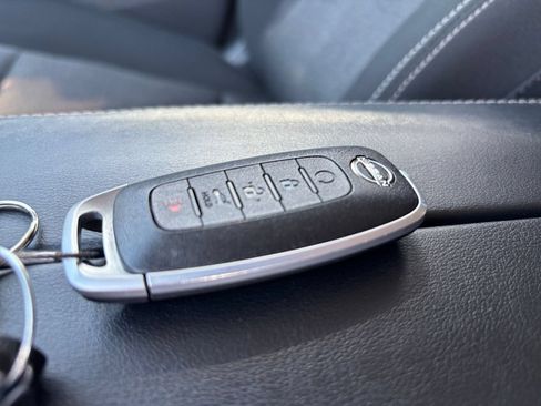 Used 2025 Nissan Rogue SV FWD image 27