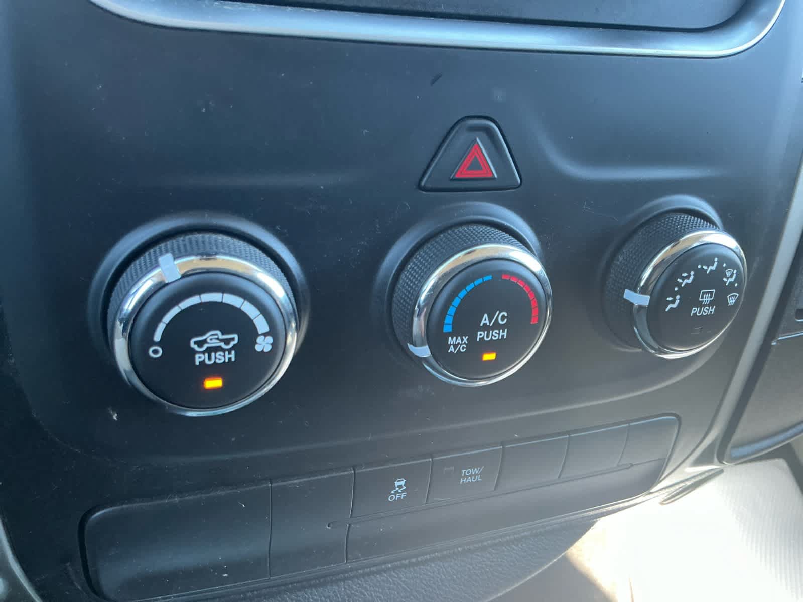 Used 2017 RAM 1500 Classic SLT AWD/4WD image 18