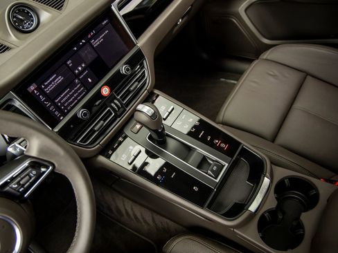 Certified 2025 Porsche Macan image 36