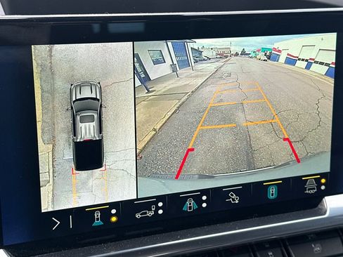 Used 2023 Chevrolet Silverado 1500 High Country w/ Technology Package image 26