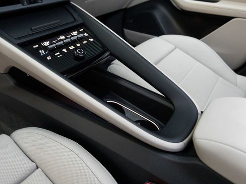 Certified 2025 Porsche Macan Electric RWD image 22