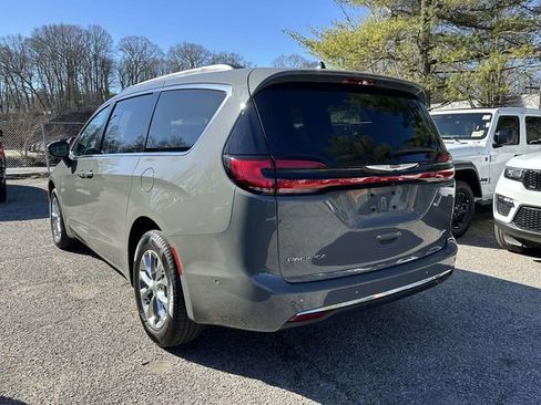 Used 2023 Chrysler Pacifica Touring-L image 4