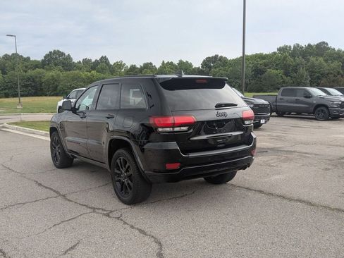Used 2022 Jeep Grand Cherokee Laredo X AWD/4WD image 3