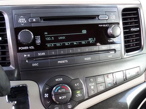 Used 2014 Toyota Sienna LE FWD image 23