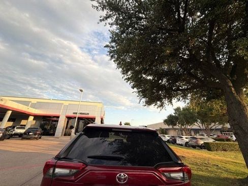 Used 2022 Toyota RAV4 XLE w/ Convenience Package FWD image 4