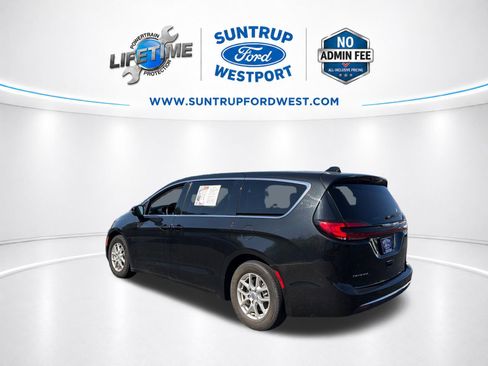 Used 2023 Chrysler Pacifica Touring-L FWD image 8