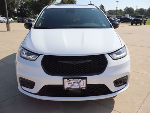 Used 2025 Chrysler Pacifica Limited FWD image 2