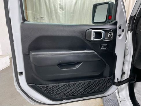 Used 2019 Jeep Wrangler Unlimited Sahara AWD/4WD image 8