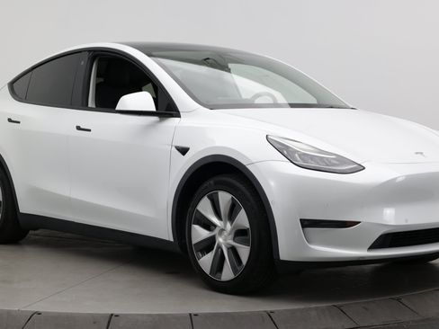 Used 2022 Tesla Model Y Long Range AWD/4WD image 3