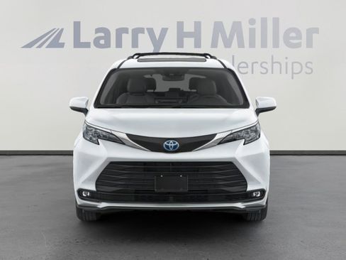New 2026 Toyota Sienna XLE image 7