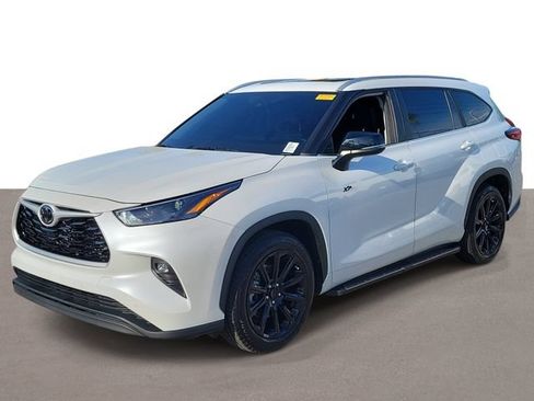 Used 2023 Toyota Highlander XLE FWD image 2