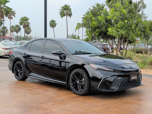 Used 2025 Toyota Camry SE w/ Convenience Package FWD image 1