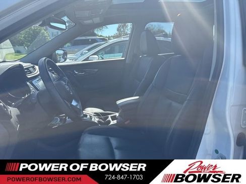 Used 2018 Nissan Rogue SL w/ Premium Package AWD/4WD image 2