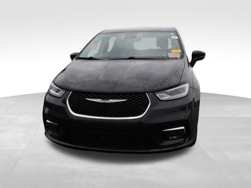 Used 2023 Chrysler Pacifica Touring-L FWD image 3