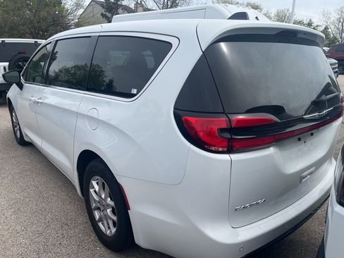 Used 2024 Chrysler Pacifica Touring-L FWD image 3